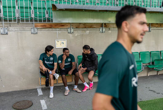 Paulos Abraham och Motander Madjed framför Jusef Erabi