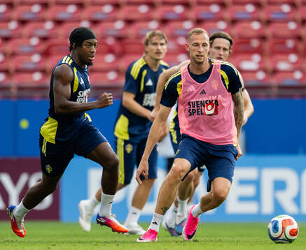 Anthony Elanga and Gustaf Nilsson of the Swedish national