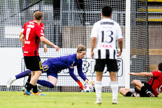 Nordic Uniteds målvakt William Eskelinen räddar