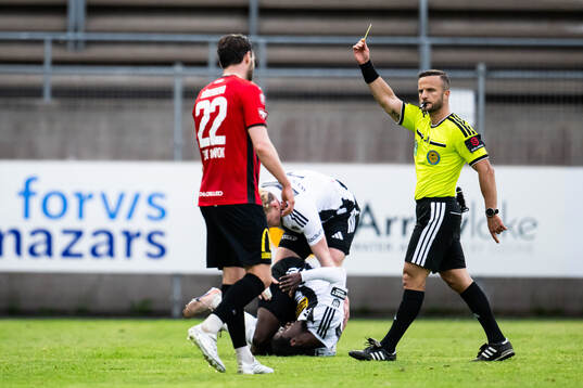 Nordic Uniteds Aziz Harabi får gult kort