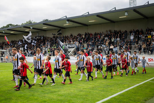 Landskronas spelare gör entré