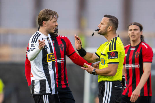 Landskronas Adam Egnell och Domare Rinon Hasani