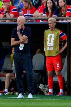 Head coach Ståle Solbakken and Morten Thorsby of Norway