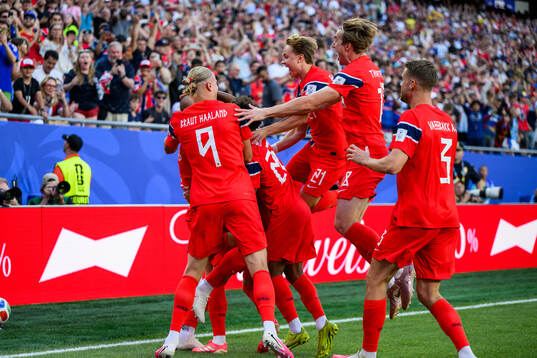 Players of Norway celebrate