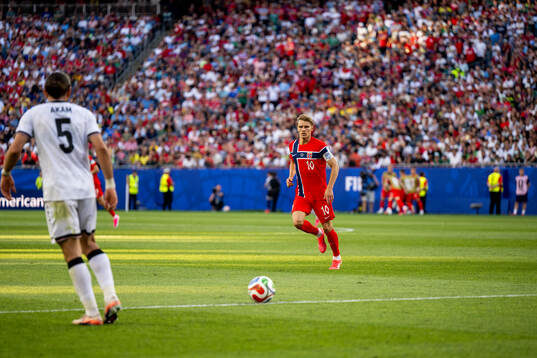 Akam Hashim Rahman of Iraq and Martin Ødegaard of Norway