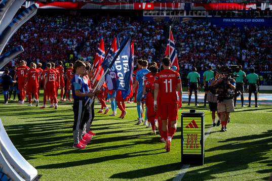 Jørgen Strand Larsen and the players of Norway enter the