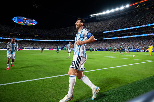 Lionel Messi and Rodrigo De Paul of Argentina celebrate