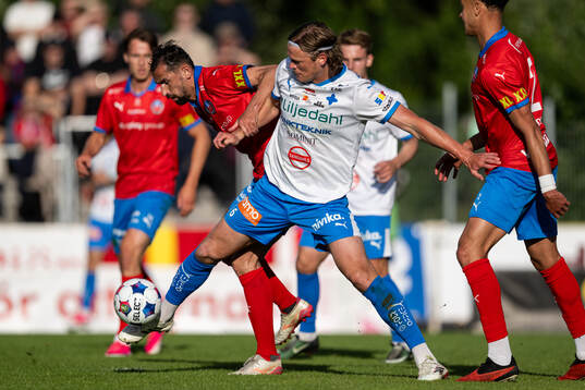 Helsingborgs Loret Sadiku och IFK Värnamos Hugo Andersson