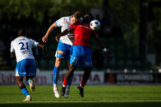 IFK Värnamos Hugo Andersson och Helsingborgs Kevin Nyarko