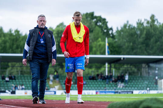 Helsingborgs Jakob Voelkerling Persson med lindad fot