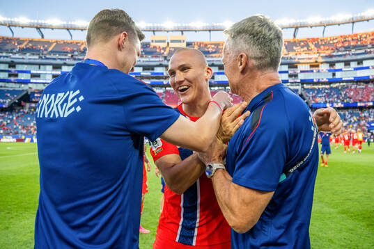 Leo Østigård of Norway celebrates with Pål Fjelde,