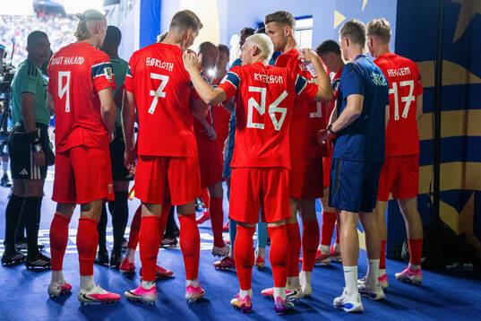 Alexander Sørloth, Julian Ryerson and players of Norway at