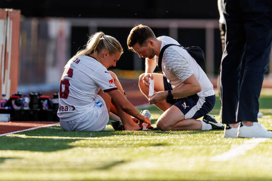 Malmö FFs Nellie Lilja får vård av medicinsk personal