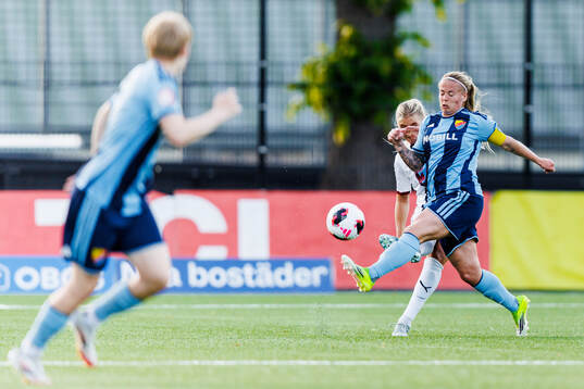 Malmö FFs Ellen Löfqvist och Djurgårdens Therese Åsland