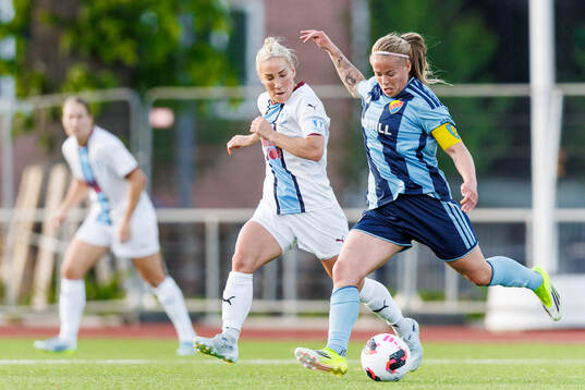 Malmö FFs Mia Persson och Djurgårdens Therese Åsland