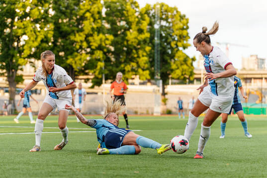 Malmö FFs Saara Katariina Kosola och Larkin Russell och
