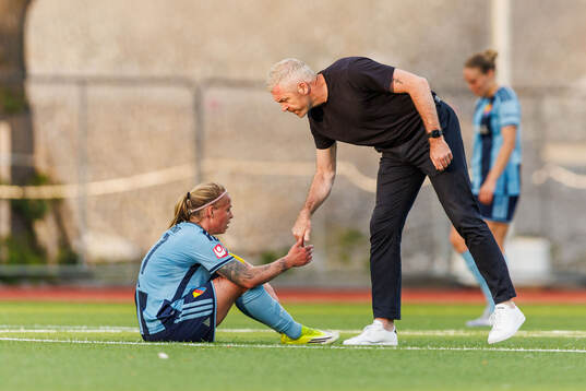 Djurgårdens Therese Åsland och tränare Willie Kirk deppar