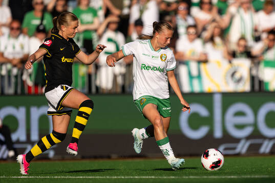 AIKs Olivia Lindstedt och Hammarbys Fanny Peterson