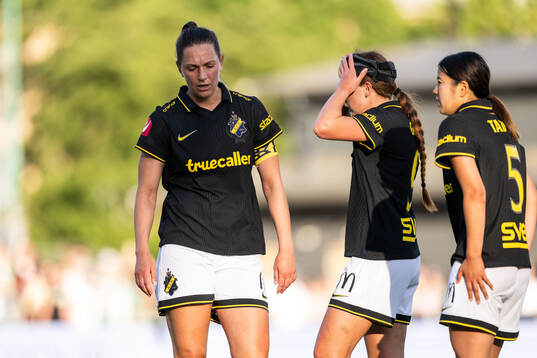 AIKs Jennie Nordin, Olivia Garcia och Haruna Tabata deppar