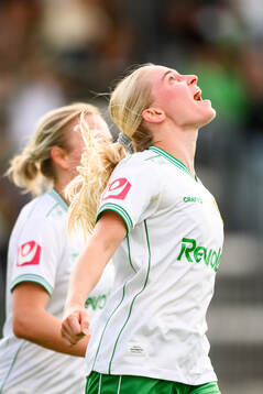 Hammarbys Emilie Joramo jublar