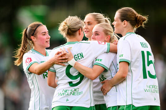 Hammarbys Emilie Joramo jublar med Vilma Emilia Koivisto,