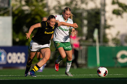 AIKs Ellie Junetoft och Hammarbys Emilie Joramo