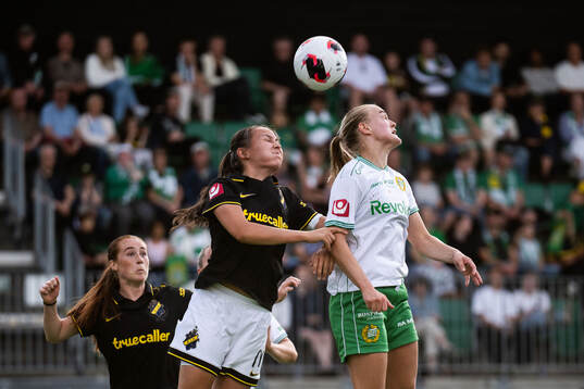 AIKs Ella Reidy och Janelle Yilmaz mot Hammarbys Elin Sørum