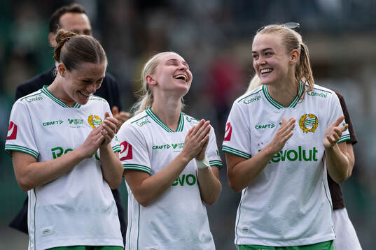 Hammarbys Sofia Reidy, Emilie Joramo och Elin Sørum jublar
