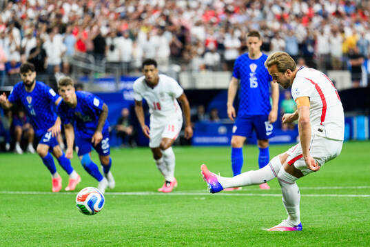 Harry Kane of England scores 1-0