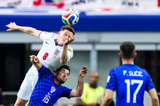 Elliot Anderson of England and Martin Baturina of Croatia