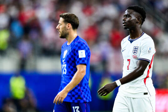 Nikola Vlasic of Croatia and Bukayo Saka of England
