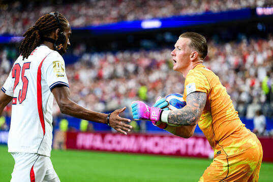 Djed Spence and goalkeeper Jordan Pickford of England