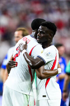 Ezri Konsa and Bukayo Saka of England