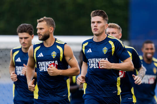 Jesper Karlström and Viktor Gyökeres of the Swedish