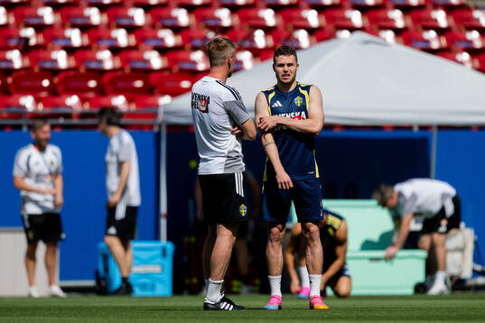 Head coach Graham Potter and Gabriel Gudmundsson of the