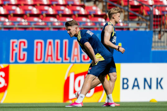 Viktor Gyökeres and Daniel Svensson of the Swedish