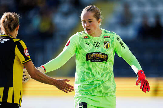 Häckens målvakt Fanney Inga Birkisdottir jublar