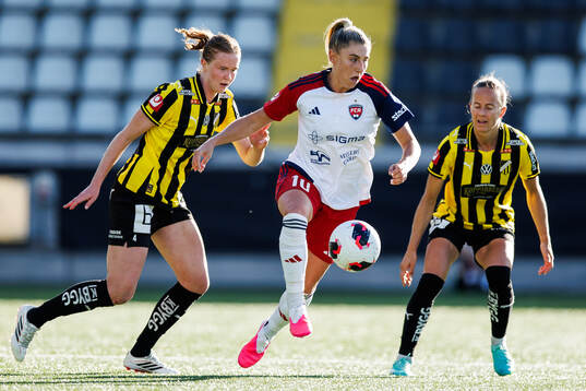 Häckens Emma Östlund och Aivi Luik mot Rosengårds Remy