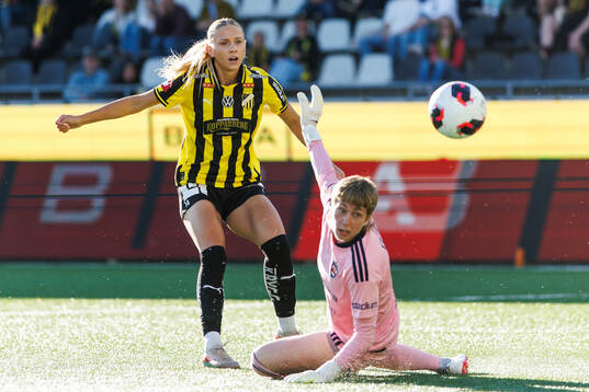 Häckens Tilde Karlsson och Rosengårds målvakt Moa Edrud