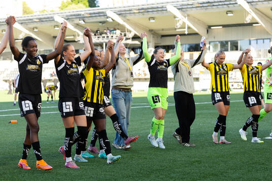 Häckens spelare jublar