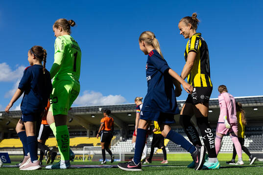 Häckens målvakt Fanney Inga Birkisdottir och Aivi Luik