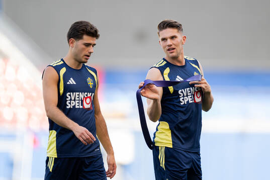 Besfort Zeneli and Viktor Gyökeres of the Swedish national