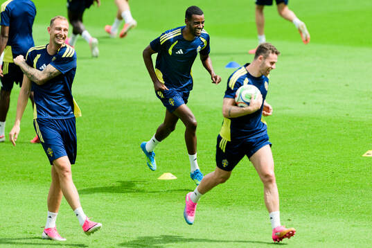 Gustaf Nilsson and Alexander Isak of the Swedish national