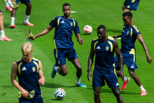 Alexander Isak and Taha Ali of the Swedish national