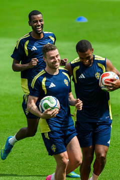 Alexander Isak, Gabriel Gudmundsson and Isak Hien of the
