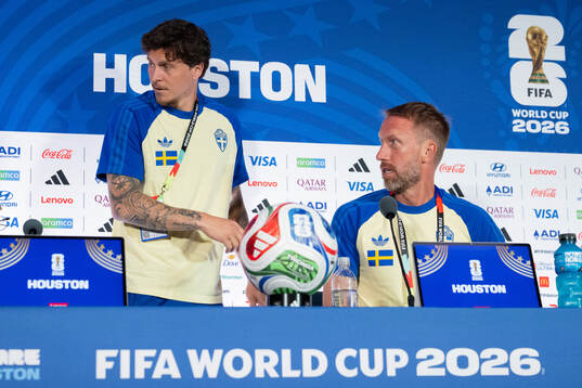 Victor Nilsson Lindelöf and head coach Graham Potter of