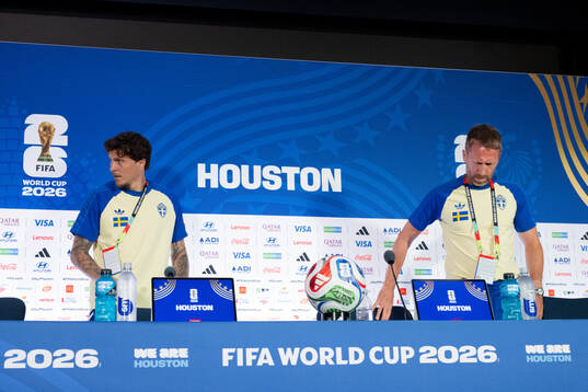Victor Nilsson Lindelöf and head coach Graham Potter of