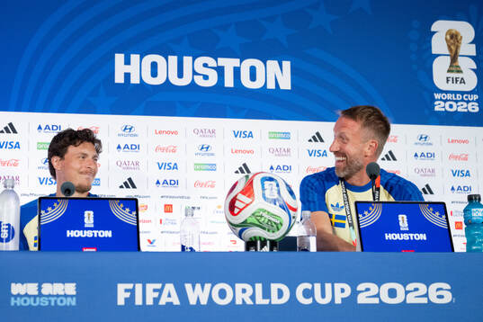 Victor Nilsson Lindelöf and head coach Graham Potter of
