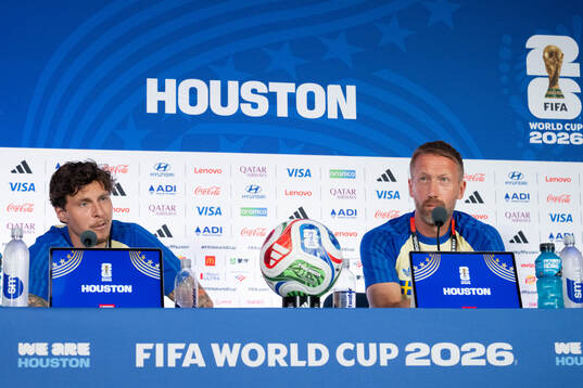 Victor Nilsson Lindelöf and head coach Graham Potter of