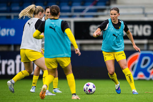 Veronika Sæthre of Bodø/Glimt warms up